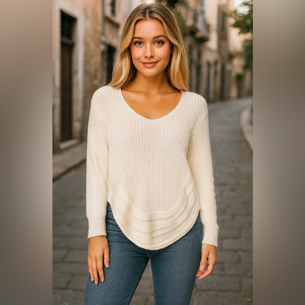 White Fox Cream V-Neck Sweater size S-M
In great condition like new